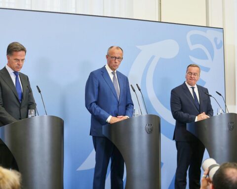 Nato-Generalsekretär Rutte betont Deutschlands Fortschritt bei Verteidigungsausgaben und Sicherheitsstrategien.
