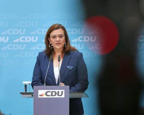 Franziska Hoppermann spricht vor Publikum; CDU-Generalsekretärin setzt auf neue Strategie, Basisnähe und Vertrauensgewinn.