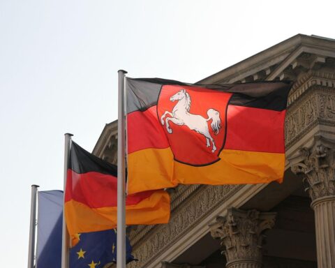 Niedersächsischer Landtag mit Wappen, Symbol für neue Gesetzesänderung und Entbürokratisierung.
