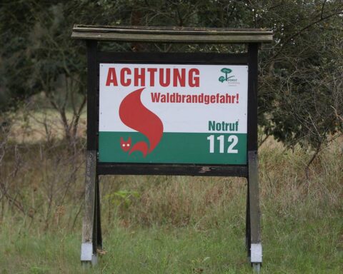 Hinweis-Schild „Waldbrandgefahr“ (Archiv): Verbot von offenem Feuer, Rauch und heiße Fahrzeuge nicht abstellen.