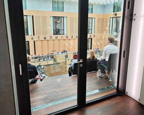 Bundesratssitzung mit Fokus auf erleichterte Genehmigungen für Tierhaltungsanlagen in Nordrhein-Westfalen.