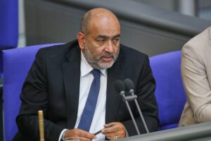 Omid Nouripour kritisiert Trump: Keine zielführende Strategie gegen den Iran, Zivilbevölkerung schützen.