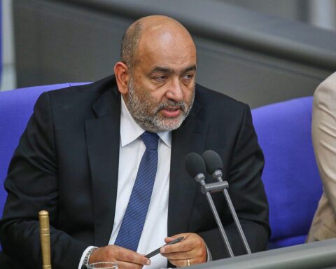 Omid Nouripour kritisiert Trump: Keine zielführende Strategie gegen den Iran, Zivilbevölkerung schützen.