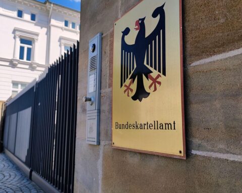 Bundeskartellamt-Logo vor Gerichtsszene: Streit um verlangte Kalkulationsdaten steigender Kraftstoffpreise.
