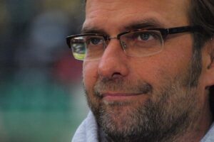 Jürgen Klopp mit Fußball-Nationalmannschaft im Hintergrund, Ernennung zum Bundestrainer, Vertrag bis 2028/2030.