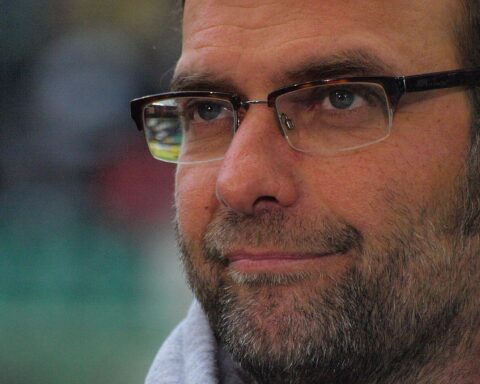 Jürgen Klopp mit Fußball-Nationalmannschaft im Hintergrund, Ernennung zum Bundestrainer, Vertrag bis 2028/2030.