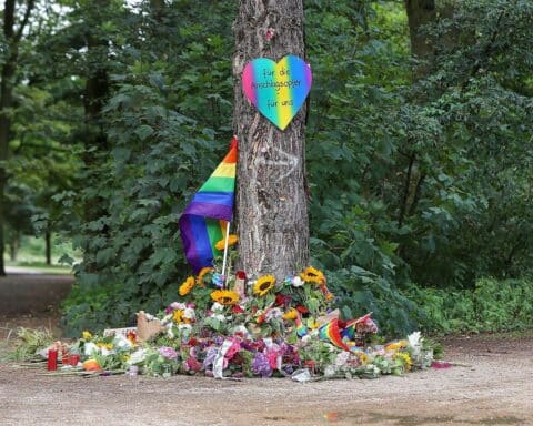 Tatort nach CSD-Todesfahrt in Berlin, mit Polizeisperren und Einsatzfahrzeugen.