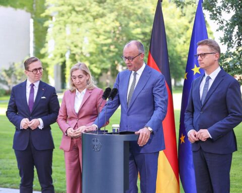 Friedrich Merz mit Nina Warken und Carsten Linnemann sowie anderen Politikern, Foto vom 24.07.2026.