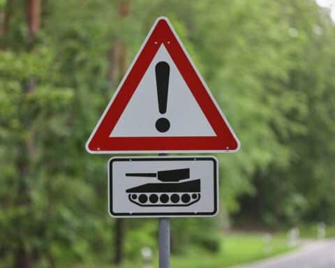 Archivfoto: Warnschild vor Panzern; Bericht über Notfallpläne bei Behinderung von Nato-Truppen in Bundesländern.