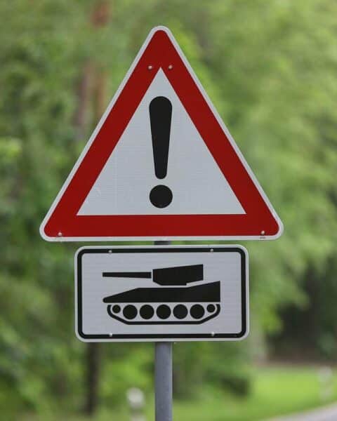 Archivfoto: Warnschild vor Panzern; Bericht über Notfallpläne bei Behinderung von Nato-Truppen in Bundesländern.