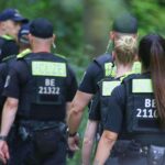 Polizeabsperrung am Tatort nach der CSD-Todesfahrt in Berlin; Politiker fordern härteres Vorgehen gegen Islamisten.