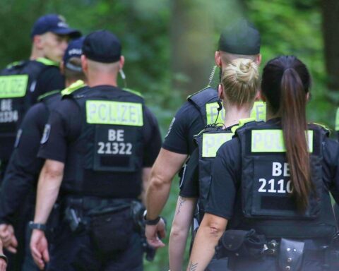 Polizeabsperrung am Tatort nach der CSD-Todesfahrt in Berlin; Politiker fordern härteres Vorgehen gegen Islamisten.