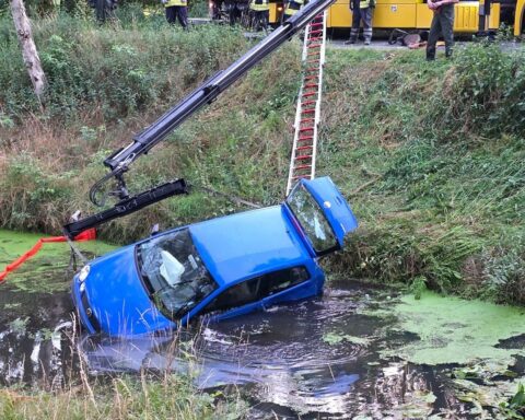 Feuerwehr mit Ölsperren und Abschleppkran: blauer VW Polo liegt in Seitenlage im Oste-Hamme-Kanal.
