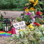 Polizeisperren am Tatort nach Todesfahrt beim CSD; Thema: Prävention gegen Radikalisierung und Extremismus.
