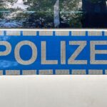 Pedelecfahrer stürzt in Herne nach Einfahrt in Bahnschienen; Polizei und Rettungsdienst leisten Hilfe.