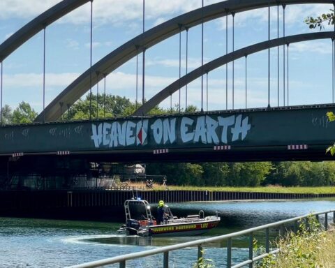 Rettungseinsatz am Dortmund-Ems-Kanal: Feuerwehr sucht verzweifelt nach vermisster Person im Wasser.