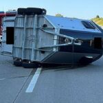 Umgekippter Pferdeanhänger auf der A9 bei Bad Lobenstein, Feuerwehr sichert das Pferd, Vollsperrung beider Richtungen.