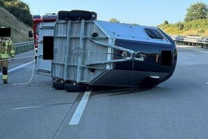 Umgekippter Pferdeanhänger auf der A9 bei Bad Lobenstein, Feuerwehr sichert das Pferd, Vollsperrung beider Richtungen.
