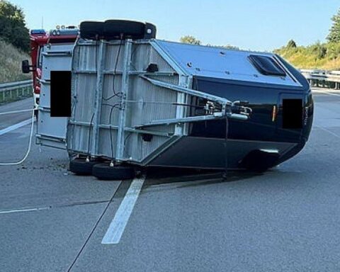 Umgekippter Pferdeanhänger auf der A9 bei Bad Lobenstein, Feuerwehr sichert das Pferd, Vollsperrung beider Richtungen.
