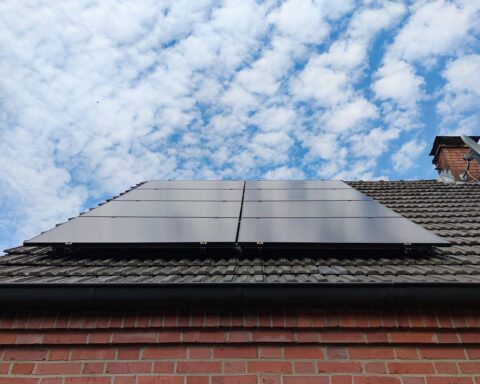 Solarzellen auf einem Hausdach in Hamburg, Archivfoto, Photovoltaik-Ausbau auf öffentlichen Gebäuden.
