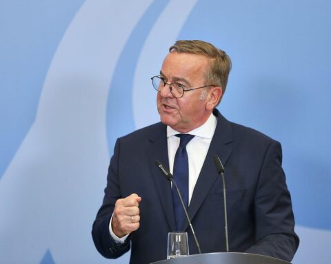 Boris Pistorius bei NATO-Gipfel, symbolisiert transatlantische Zusammenarbeit und militärische Zusammenarbeit mit den USA.