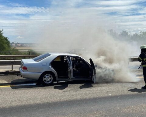 Brennender Pkw auf Autobahn, Feuerwehr löscht, Autobahn gesperrt, keine Verletzten, hoher Sachschaden.