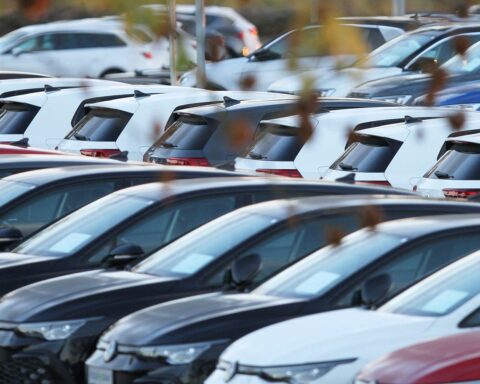 Ein Archivfoto mit Autos, symbolisch für die gestiegene Pkw-Dichte in Niedersachsen.