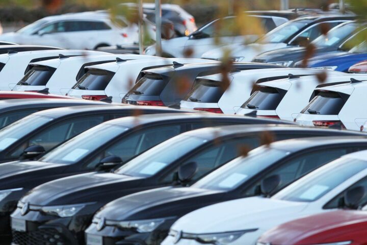 Ein Archivfoto mit Autos, symbolisch für die gestiegene Pkw-Dichte in Niedersachsen.