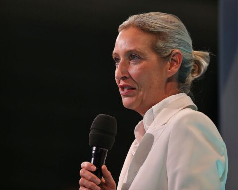 Alice Weidel (AfD) im Archivfoto; darüber ZDF-Politbarometer-Wahlwerte mit Zugewinnen der AfD.
