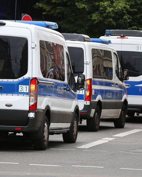 Polizeiautos im Archiv bei Chemnitz: großangelegte Kontrolle, Haftbefehle vollstreckt, Drogen sichergestellt.