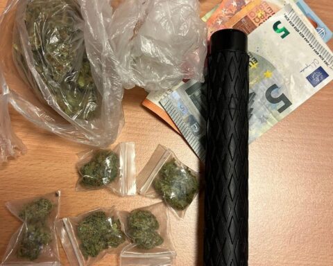 Polizisten sichern Cannabis und Teleskopschlagstock bei Kontrolle am Hauptbahnhof in Hagen.