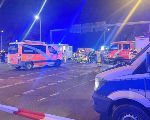 Weißes Auto fährt bei Berliner CSD in Menschenmenge, Polizei sperrt Tatort ab, CSD abgebrochen.