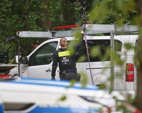 Polizisten sichern Tatort nach Todesfahrt beim CSD in Berlin-Spandau; Einsatzkräfte am Ort.