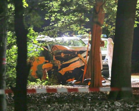 Polizei sucht nach Tatverdächtigen nach Todesfahrt eines Kleintransporters beim Berliner CSD im Tiergarten.