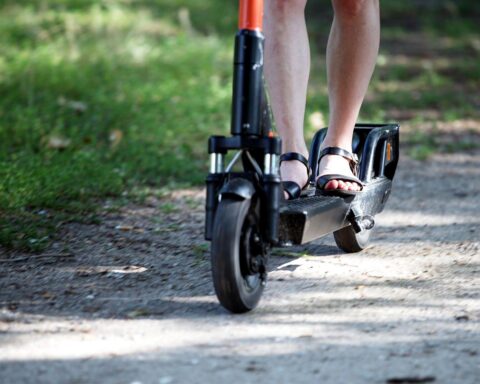 Zwei E-Scooter, Polizei, flüchtende Männer an Tankstelle, sicherheitsrelevante Ermittlungen.