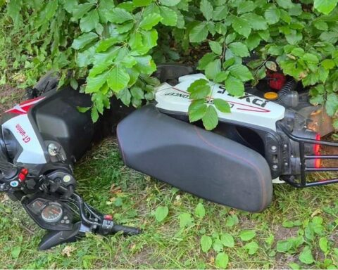 Verlassener Motorroller (Archiv) bei Friedrichroda nach Flucht eines Rollerfahrers; Polizei sucht Zeugen.