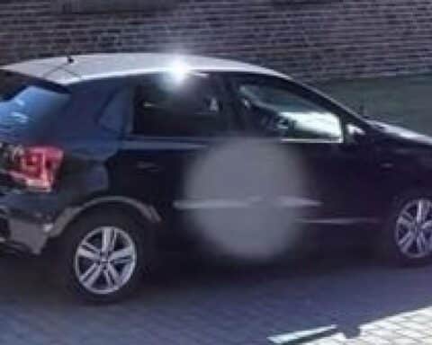 Schwarzer VW Polo im Waldstück Essehofer Holz, Polizei Wolfsburg sucht nach dem Fahrzeug.
