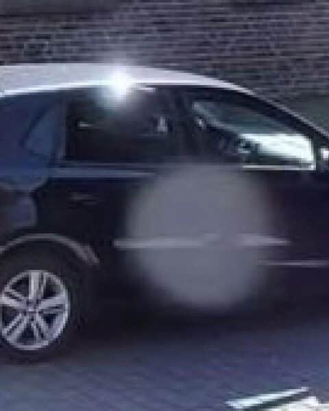Schwarzer VW Polo im Waldstück Essehofer Holz, Polizei Wolfsburg sucht nach dem Fahrzeug.