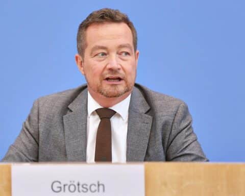 Uli Grötsch diskutiert fehlende Fehlerkultur bei der Polizei in Deutschland, Ausdruck der Sorge und Verbesserung.