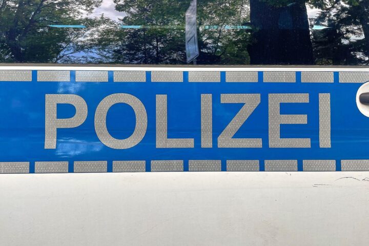 Polizeieinsatz in Cottbus: Hubschrauber, Absperrungen und Ermittlungen nach Knallgeräuschen an einem Fenster.