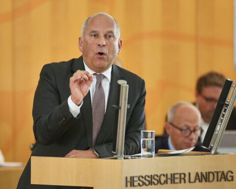Protestcamp im Stadtwald: Hessens Innenminister verurteilt Provokationen und gefährliche Aktionen der Teilnehmer.