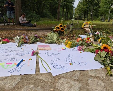 Gedenkveranstaltung in Potsdam: „Gemeinsam. Für Vielfalt. Gegen Hass.“ am Alten Markt, 27. Juli, nach CSD-Angriff.