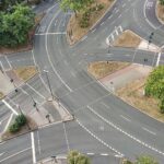 Komplexe Straßenkreuzung im Archiv: steigende Preise für Straßen- und Brückenbau in NRW, da Materialkosten steigen.