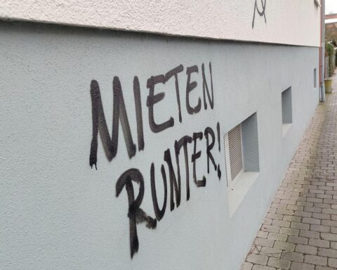 Graffiti „Mieten runter“ vor Berlin: Kritik an überhöhten Mieten durch private und gewerbliche Vermieter.