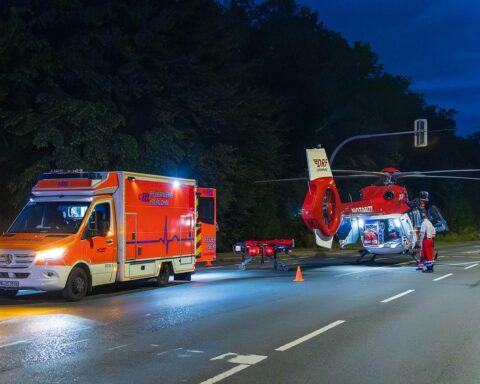 Schwerer Unfall: Quadfahrer im Graben eingeklemmt, Rettungseinsatz mit Rettungshubschrauber bei Iserlohn.