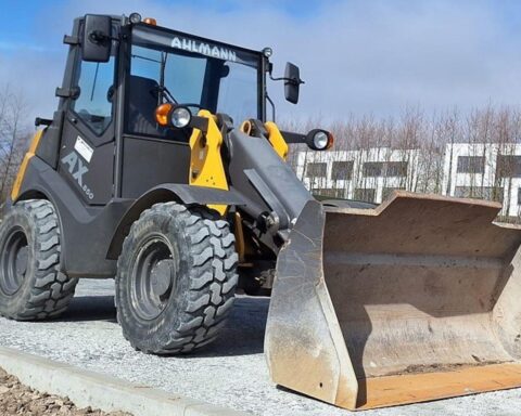 Gestohlener gelb-schwarzer Radlader auf Baustelle, Polizei sucht Zeugen nach Diebstahl in Hannover.