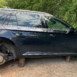 Abmontierte, gestohlene Reifen an einem Skoda Superb auf einem Parkplatz in Samern, Polizei ermittelt.