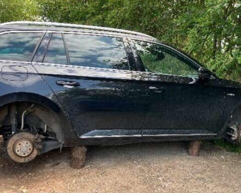 Abmontierte, gestohlene Reifen an einem Skoda Superb auf einem Parkplatz in Samern, Polizei ermittelt.