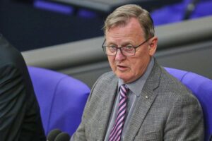 Bodo Ramelow kritisiert VW-Sparpläne; Zukunft mit Elektromobilität und regionalen Arbeitsplätzen gefordert.