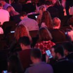 Junge Menschen mit Smartphones (Archiv), Debatte um Social-Media-Verbot für Kinder und Jugendliche, Regulierung statt Pauschalverbot.